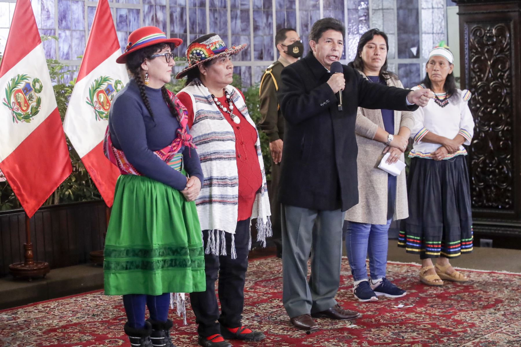 Presidente de la República, Pedro Castillo, sostiene reunión con la Federación Nacional de Mujeres Campesinas, Artesanas, Indígenas, Nativas y Asalariadas del Perú (FENMUCARINAP).
Foto: ANDINA/Prensa Presidencia