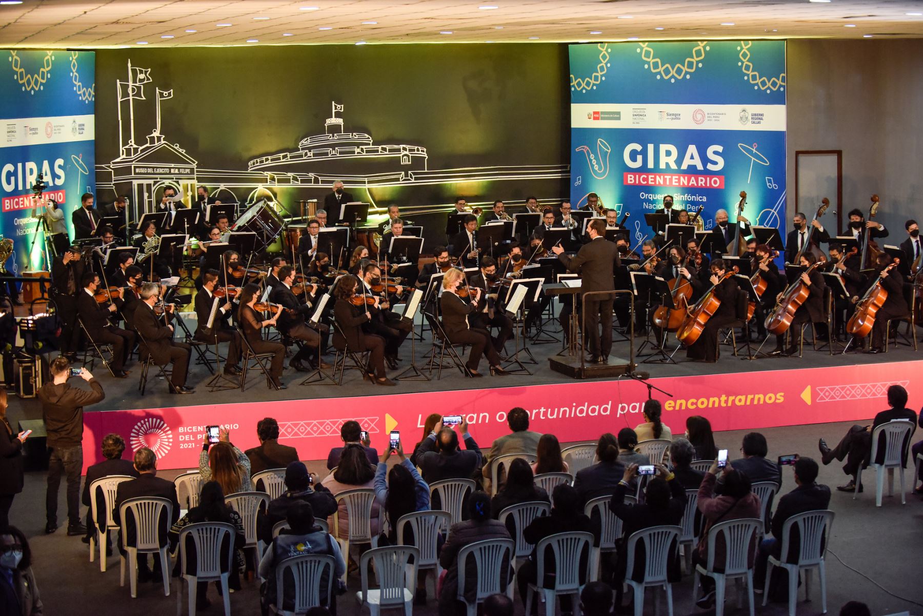 Orquesta Sinfónica Nacional interpretó clásicos mundiales y piezas peruanas como “La flor de la canela” y “El cóndor pasa”. Evento se realizó en la víspera del aniversario del Callao.
Foto: Bicentenario Perú 2021
