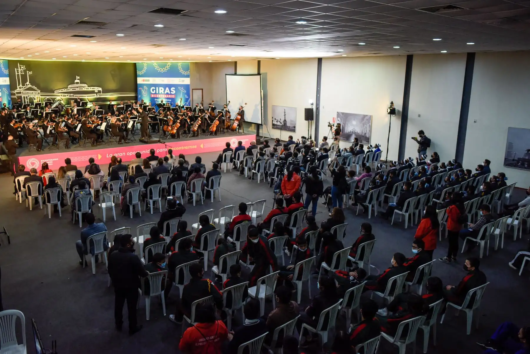 Participaron de la ceremonia de inauguración la Viceministra de Patrimonio Cultural e Industrias Culturales del Ministerio de Cultura, Janie Gómez Guerrero, el Director Ejecutivo del Proyecto Especial Bicentenario, Hildebrando Castro Pozo Chávez y autoridades del Gobierno Regional del Callao.
Foto: Bicentenario Perú 2021