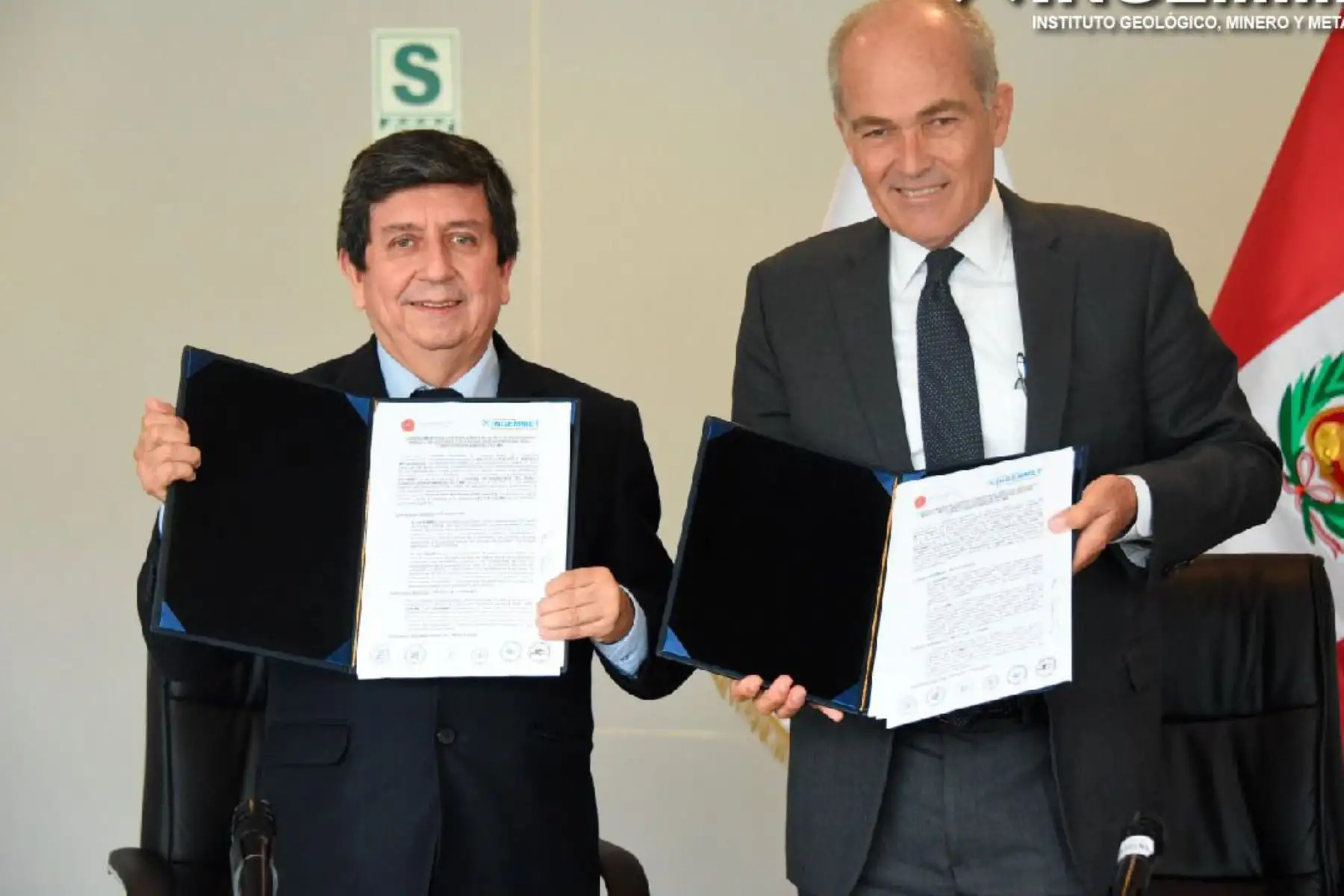 El presidente ejecutivo del Ingemmet, Henry Luna, y el decano del CIP-CDLima, Roque Benavides, suscribieron convenio marco de cooperación interinstitucional. Foto: ANDINA/Ingemmet