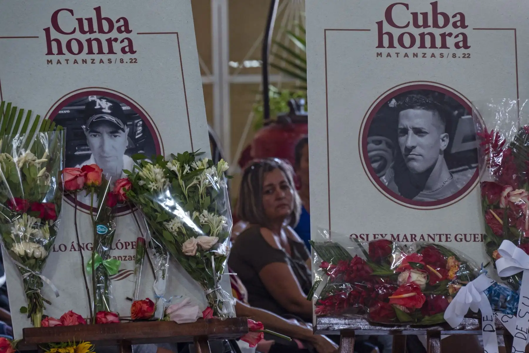 Los retratos de dos bomberos se ven durante el funeral de los 14 bomberos que murieron en un gran incendio en un depósito de petróleo a principios de agosto, en el Museo de los Bomberos en Matanzas, Cuba.
Foto: AFP