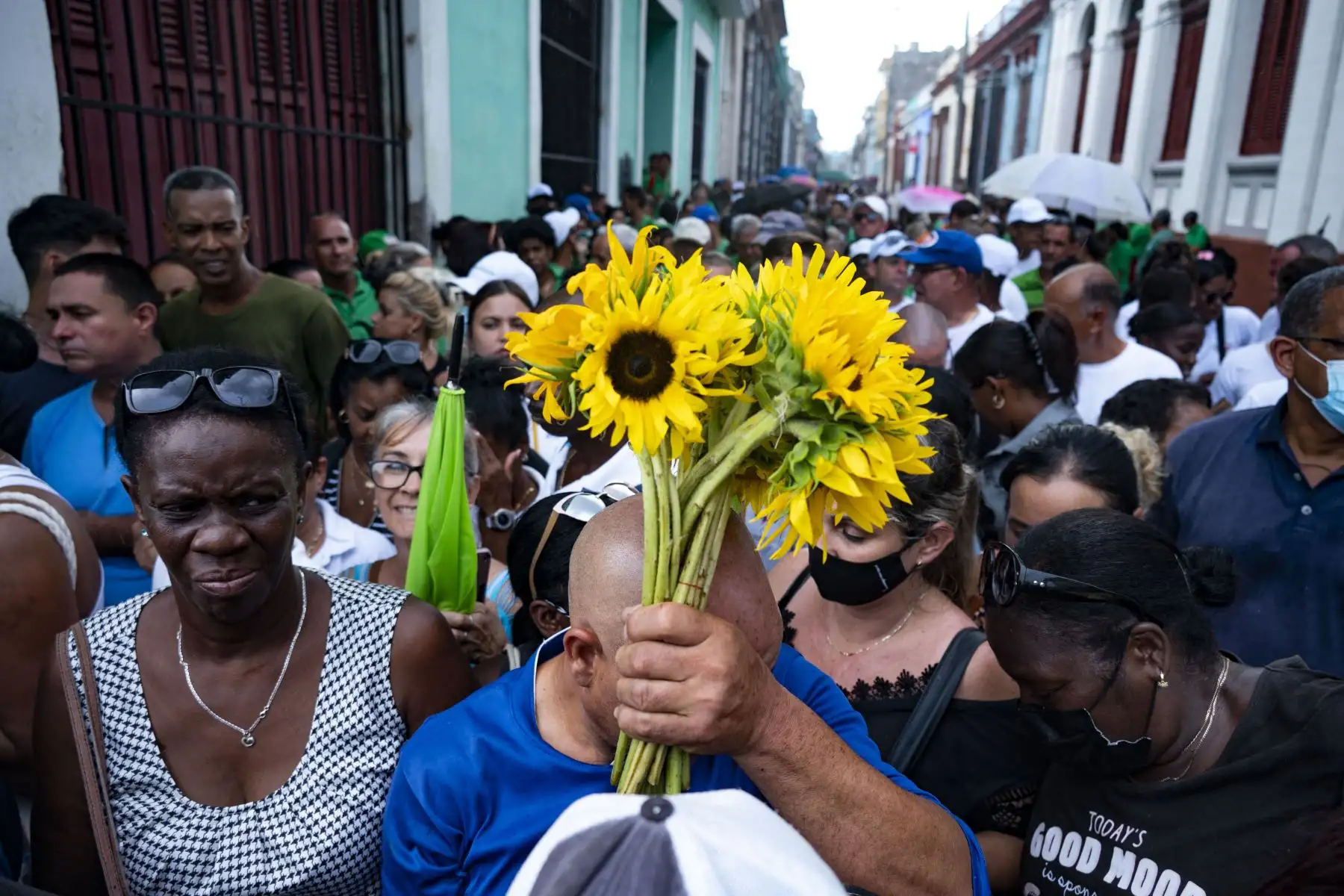 Personas con flores hacen fila para rendir homenaje a 14 bomberos que murieron en un gran incendio en un depósito de petróleo a principios de agosto, durante el funeral en el Museo de los Bomberos en Matanzas, Cuba.
Foto: AFP
