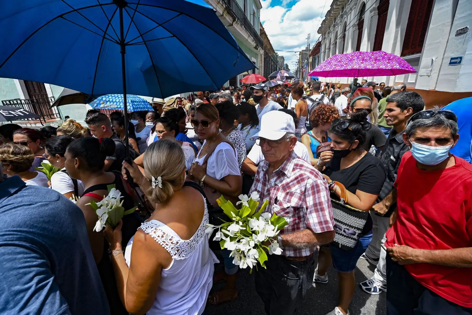 La gente hace fila para rendir homenaje a 14 bomberos que murieron en un gran incendio en un depósito de petróleo a principios de agosto, durante el funeral en el Museo de los Bomberos en Matanzas, Cuba.
Foto: AFP