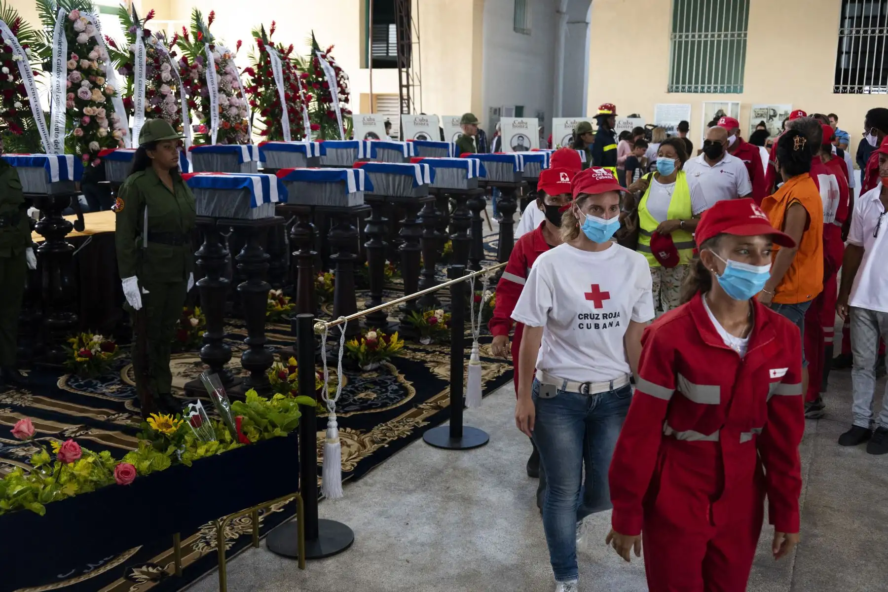 La gente asiste al funeral de 14 bomberos que murieron en un gran incendio en un depósito de petróleo a principios de agosto, en el Museo de los Bomberos en Matanzas, Cuba.
Foto: AFP