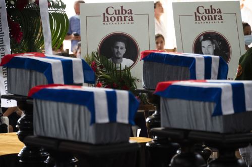 Cuba honra a  14 bomberos que murieron en un gran incendio a principios de agosto en Matanzas