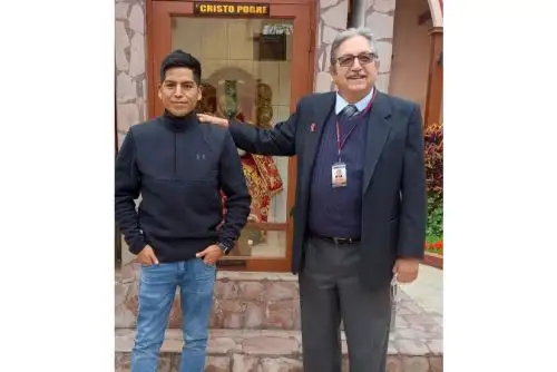 Enzo Román, de 28 años, vive en Huancayo y a su llegada a Lima aprovechó para visitar el establecimiento de salud donde le salvaron la vida. En la foto está con el médico cirujano Jorge Medina Rubio. Foto: ANDINA/Difusión