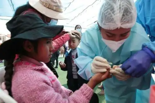Las enfermeras orientarán a las madres y padres de familia sobre la importancia del hierro en la sangre para evitar el bajo desarrollo y asegurar el crecimiento y rendimiento escolar en la niñez. Foto: ANDINA/Minsa.