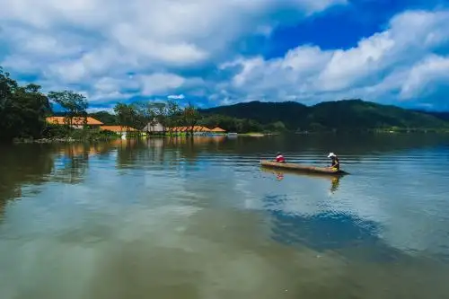 Una de las obras de infraestructura turística se ejecuta en la laguna de Sauce, uno de los mayores atractivos de la región San Martín.  ANDINA/Difusión
