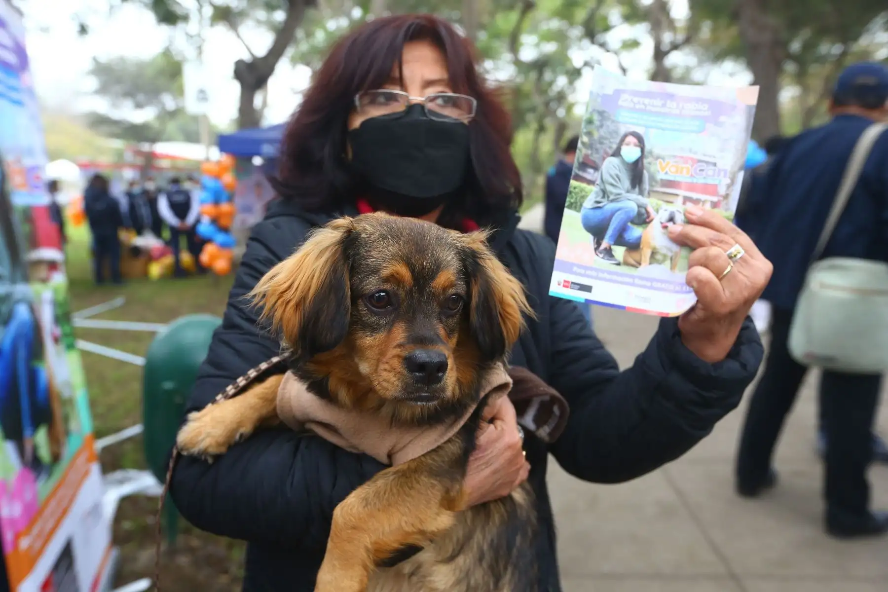 Con la finalidad de evitar la enfermedad de la rabia en canes y su transmisión a las personas y a otros animales susceptibles, el Ministerio de Salud (Minsa) realiza el lanzamiento de la campaña de vacunación antirrábica canina “Van Can 2022”, bajo el lema: “Perros felices y sin rabia”.
Foto: ANDINA/Eddy Ramos