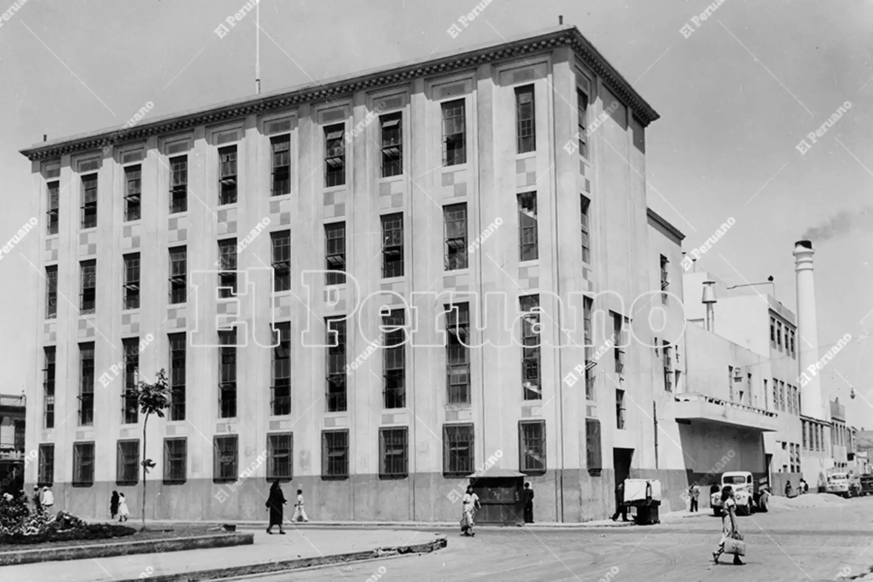 Callao, 1957 / Edificio de la Compañía de Cerveza - Pilsen Callao en la avenida Saénz Peña. 
Foto: Archivo Histórico de El Peruano