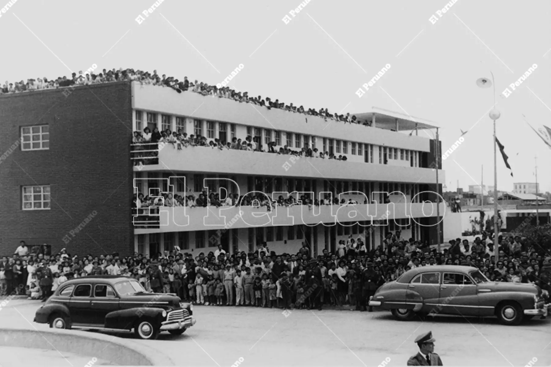 Callao - 20 mayo 1954 / Vecinos de la Unidad Vecinal Santa Marina se alistan para recibir la visita del presidente de la República  Manuel A. Odría.  Foto: Archivo Histórico de El Peruano