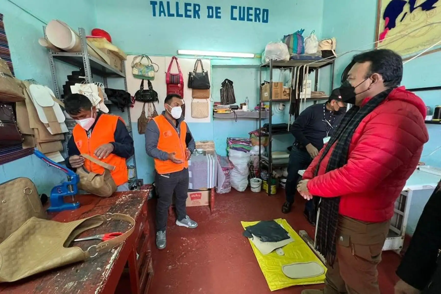 Con el objetivo de verificar las condiciones penitenciarias que contribuyan al proceso de resocialización, el titular del MINJUSDH, Felix Chero, realizó una visita de supervisión al E.P. Sicuani.
Foto: MINJUSDH
