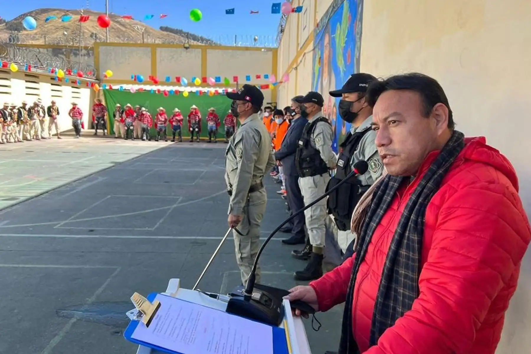 Con el objetivo de verificar las condiciones penitenciarias que contribuyan al proceso de resocialización, el titular del MINJUSDH, Felix Chero, realizó una visita de supervisión al E.P. Sicuani.
Foto: MINJUSDH