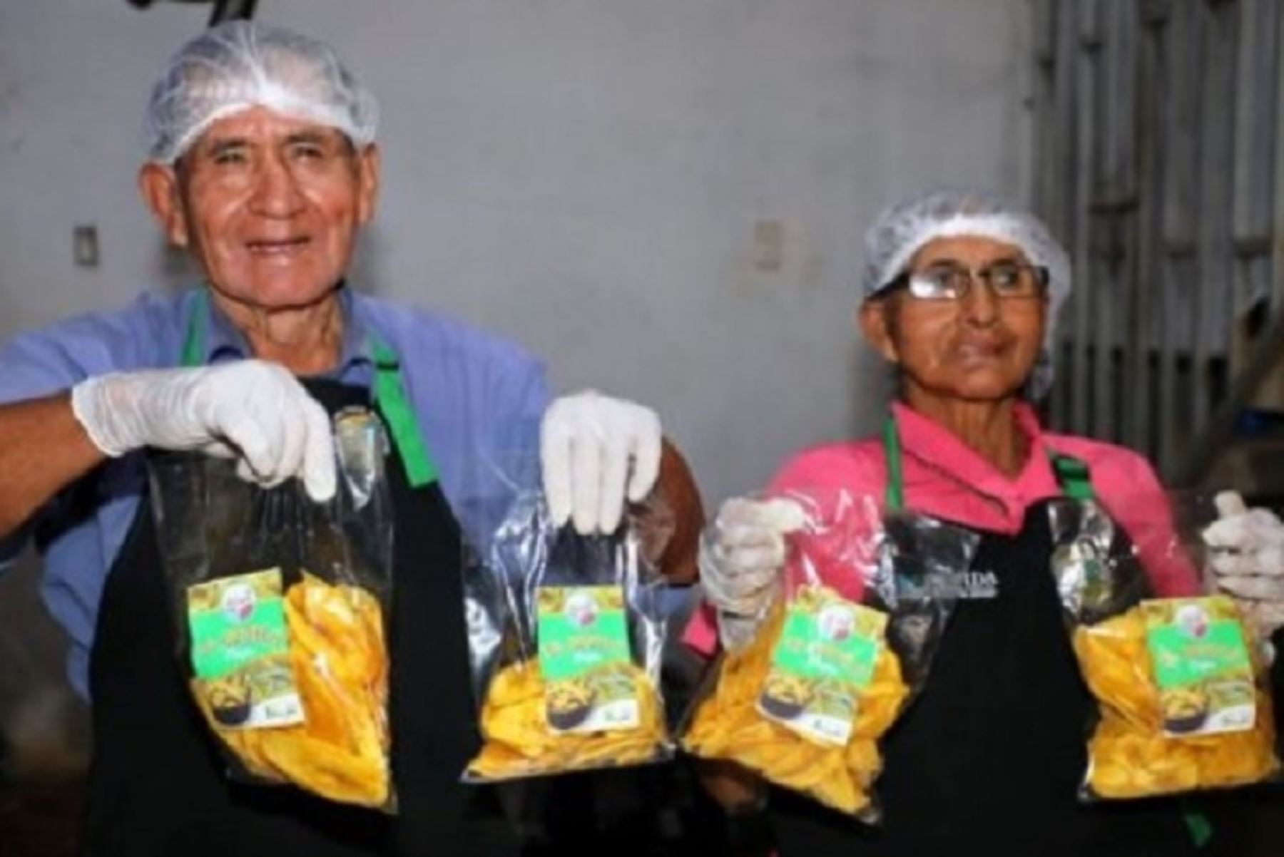 Florentina Cuentas Caja y Reymundo Palacios Tangalaya, usuarios del programa Pensión 65, son creadores de los deliciosos chifles "El Abuelo", en el distrito de Pangoa, región Junín.