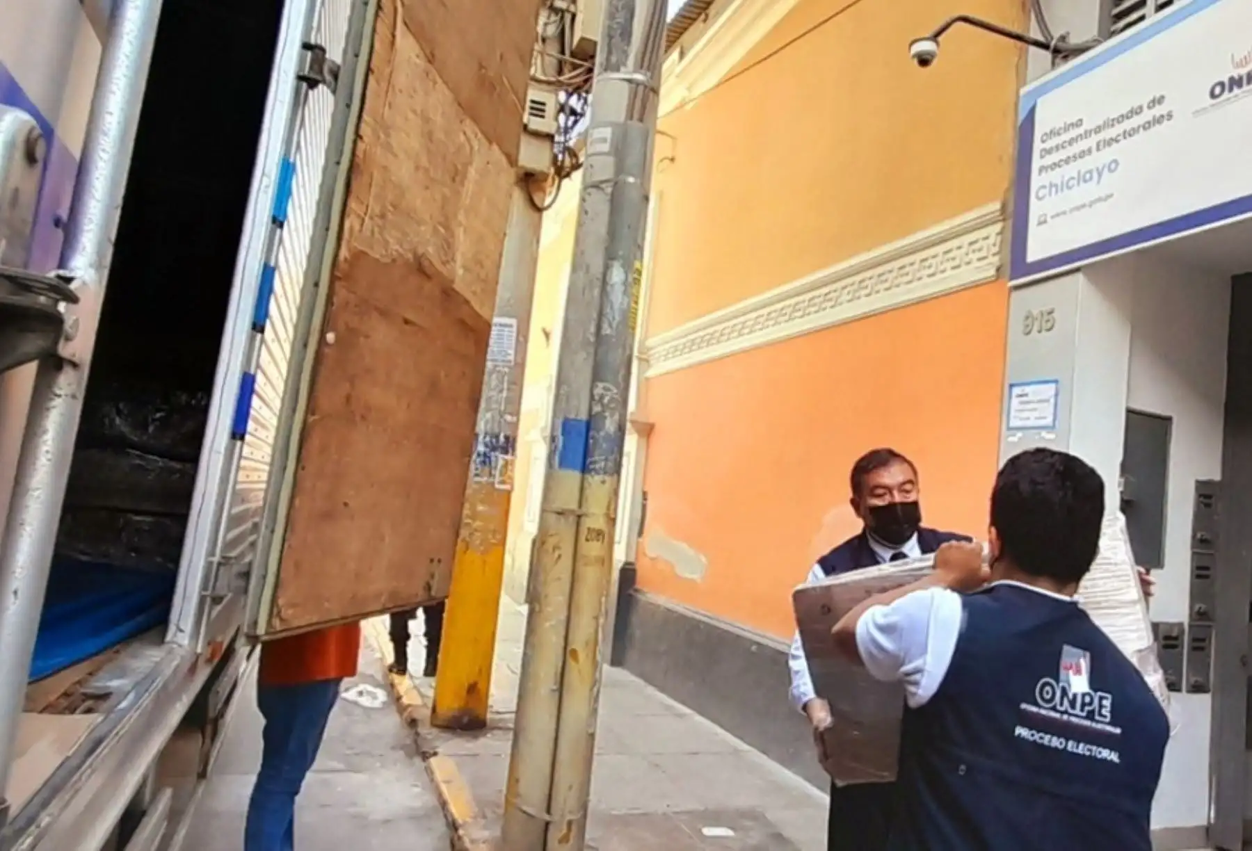En el marco de las Elecciones Regionales y Municipales 2022, la Oficina Descentralizada de Procesos Electorales de Chiclayo recibió el material para capacitar a electores, miembros de mesa y otros actores electorales, que participarán de los comicios del próximo 2 de octubre.