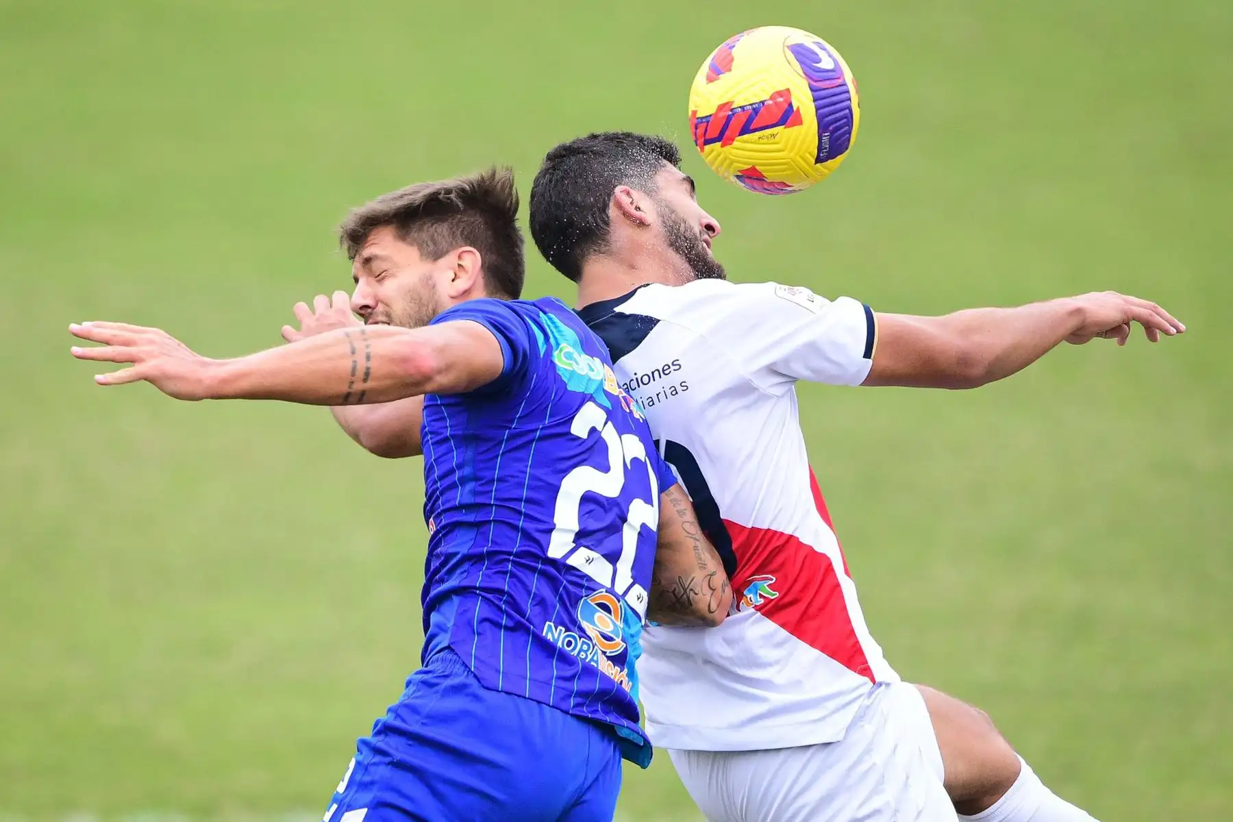 Jugador del Deportivo Municipal se  enfrenta al jugador Amondarian del club Alianza Atlético en partido de la fecha 8 del Torneo Clausura en el Estadio Iván Elías Moreno. 
Foto: Liga 1