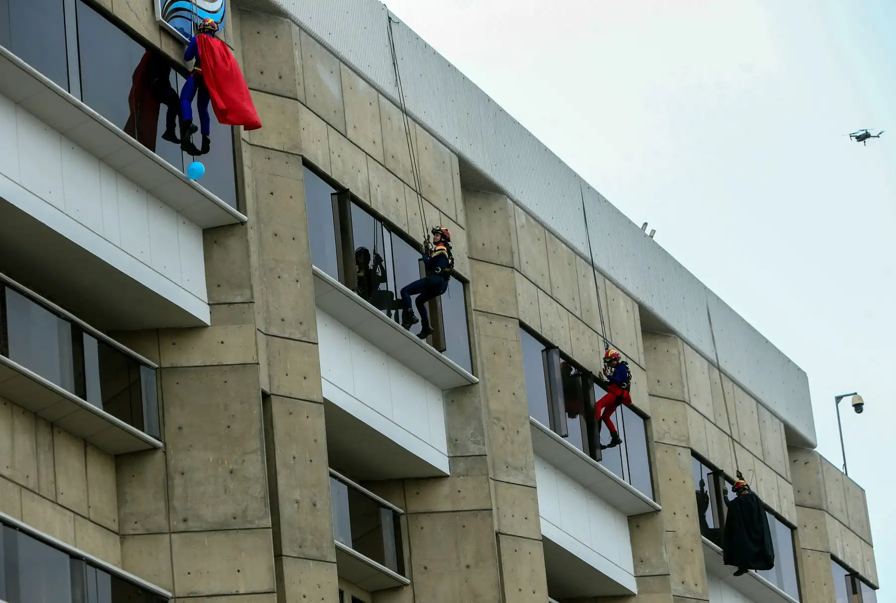Bomberos de Miraflores realizan una visita vestidos de super héroes al Instituto Nacional de Enfermedades Neoplásicas por el día del niño.
Foto: Cortesía César García
Foto: INEN