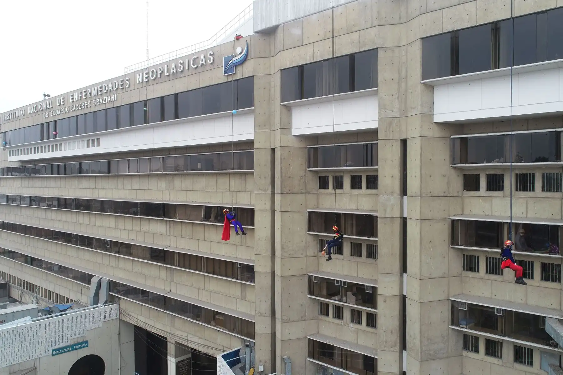 Bomberos de Miraflores realizan una visita vestidos de super héroes al Instituto Nacional de Enfermedades Neoplásicas por el día del niño.
Foto: Cortesía César García