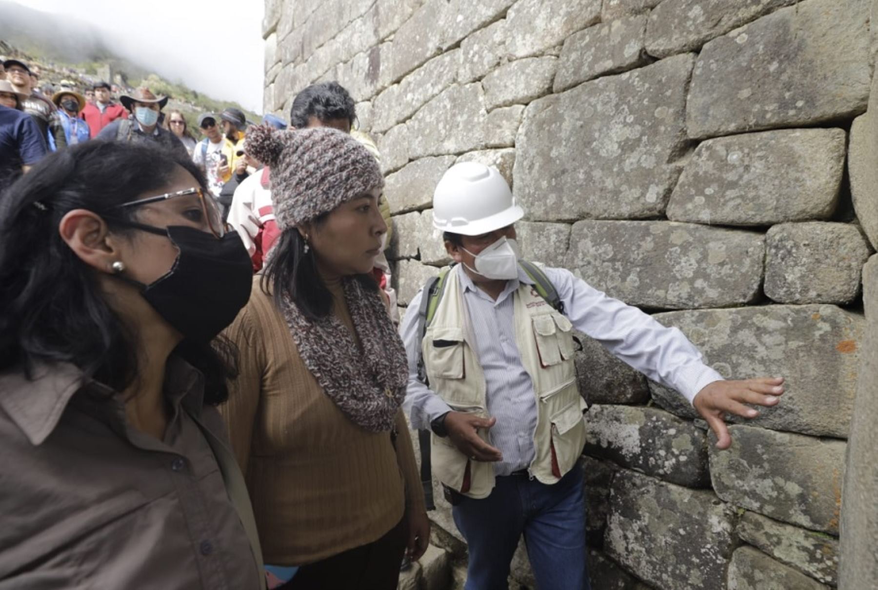 En su segundo día de actividades en la región Cusco, la ministra de Cultura, Betssy Chávez recorrió la ciudadela inca de Machu Picchu e invocó a la ciudadanía y a los turistas nacionales y extranjeros, proteger el patrimonio cultural de nuestro país.