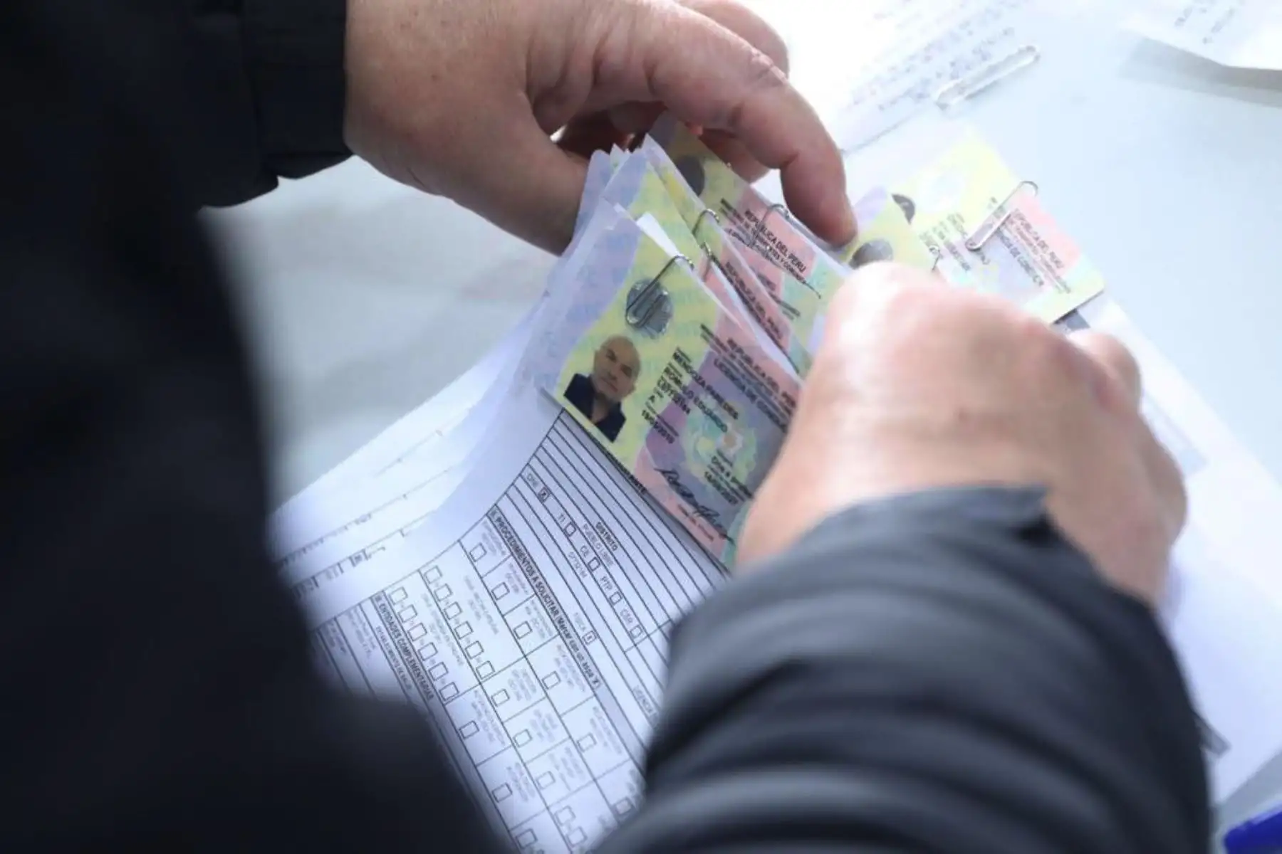 MTC entregó cerca de 6 mil licencias de conducir físicas durante dos días de jornada extraordinaria.
La entidad también emitió 1749 brevetes electrónicos a los ciudadanos que tramitaron su documento entre el 18 y 19 de agosto.
Foto: MTC