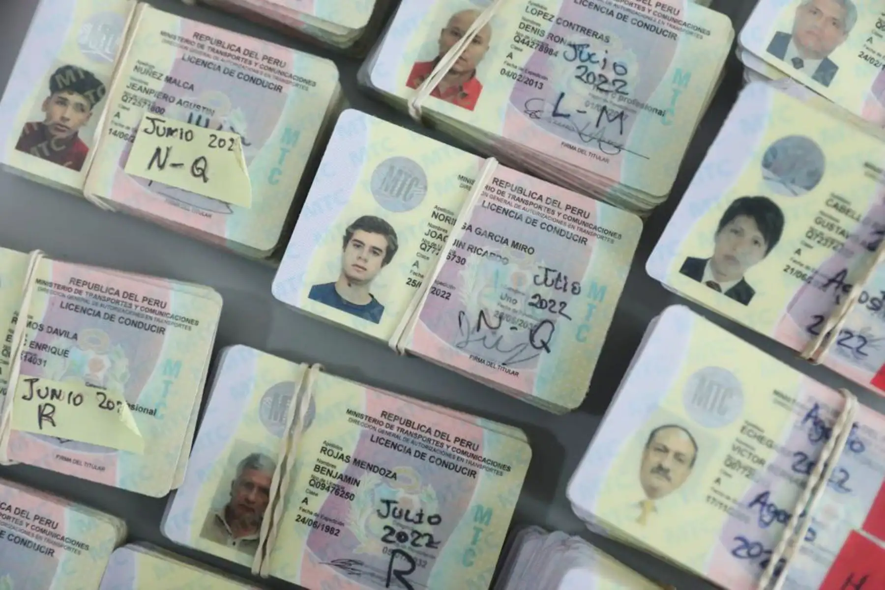 MTC entregó cerca de 6 mil licencias de conducir físicas durante dos días de jornada extraordinaria.
La entidad también emitió 1749 brevetes electrónicos a los ciudadanos que tramitaron su documento entre el 18 y 19 de agosto.
Foto: MTC