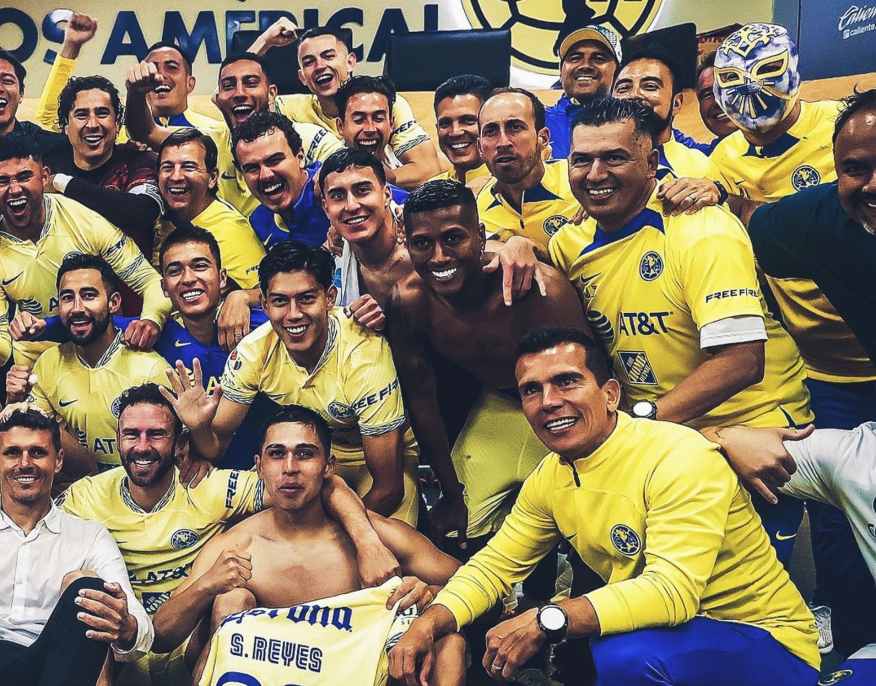Pedro Aquino celebra junto a sus compañeros del América tras golear al Cruz Azul