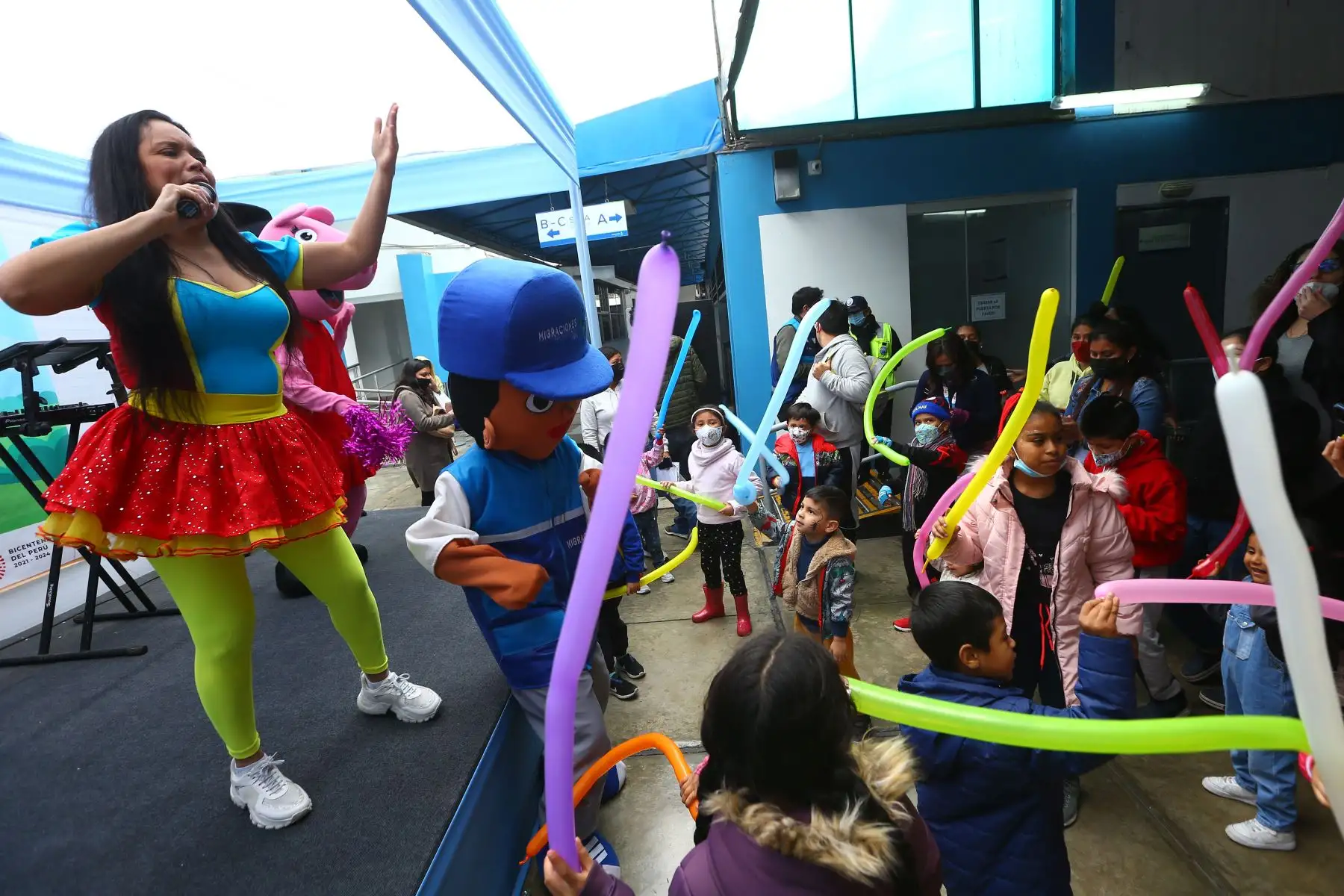 Por tercer fin de semana consecutivo, la Superintendencia Nacional de Migraciones – MIGRACIONES continúa entregando pasaportes a niños y adolescentes en la sede central de Breña por el Día del Niño.
Foto: ANDINA/Eddy Ramos