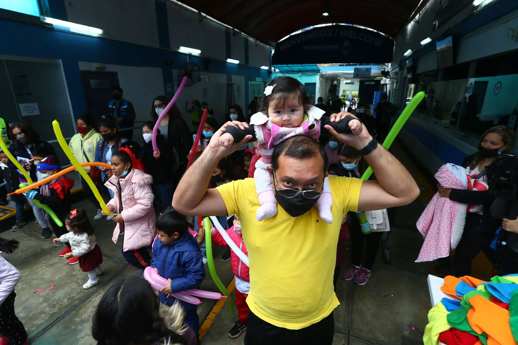Por tercer fin de semana consecutivo, la Superintendencia Nacional de Migraciones – MIGRACIONES continúa entregando pasaportes a niños y adolescentes en la sede central de Breña por el Día del Niño.
Foto: ANDINA/Eddy Ramos