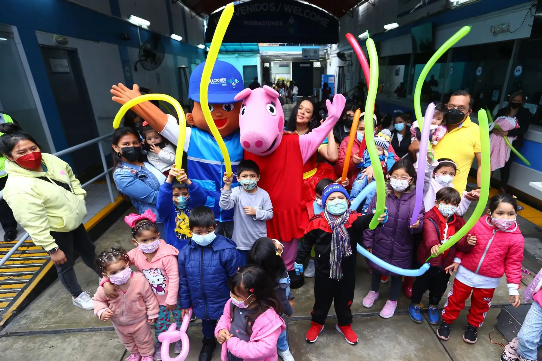 Por tercer fin de semana consecutivo, la Superintendencia Nacional de Migraciones – MIGRACIONES continúa entregando pasaportes a niños y adolescentes en la sede central de Breña por el Día del Niño.
Foto: ANDINA/Eddy Ramos