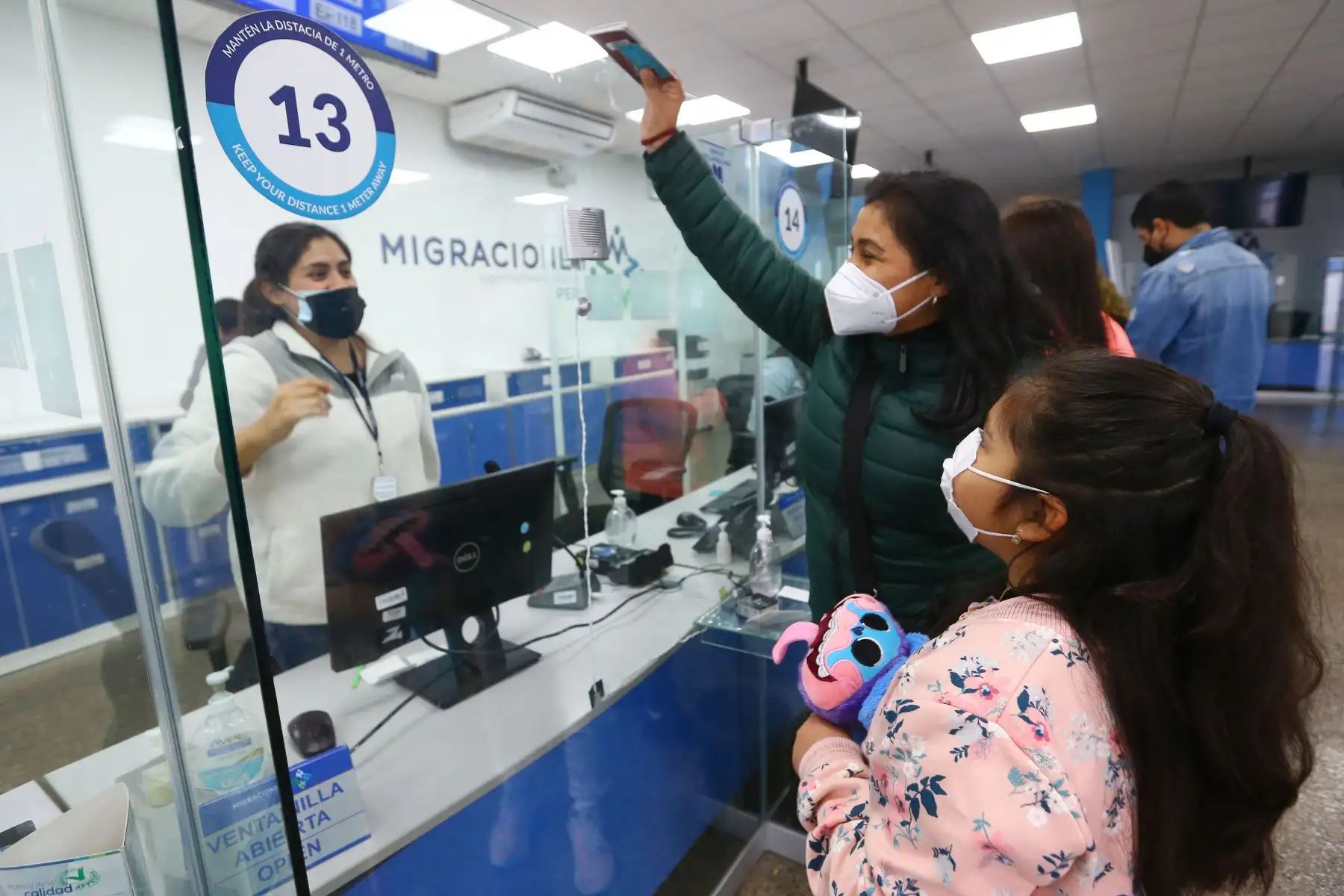 De esta manera, los niños se llevan un grato recuerdo de su visita a MIGRACIONES para tramitar el pasaporte, que les permitirá viajar junto a sus familias al extranjero.
Foto: ANDINA/ Eddy Ramos
