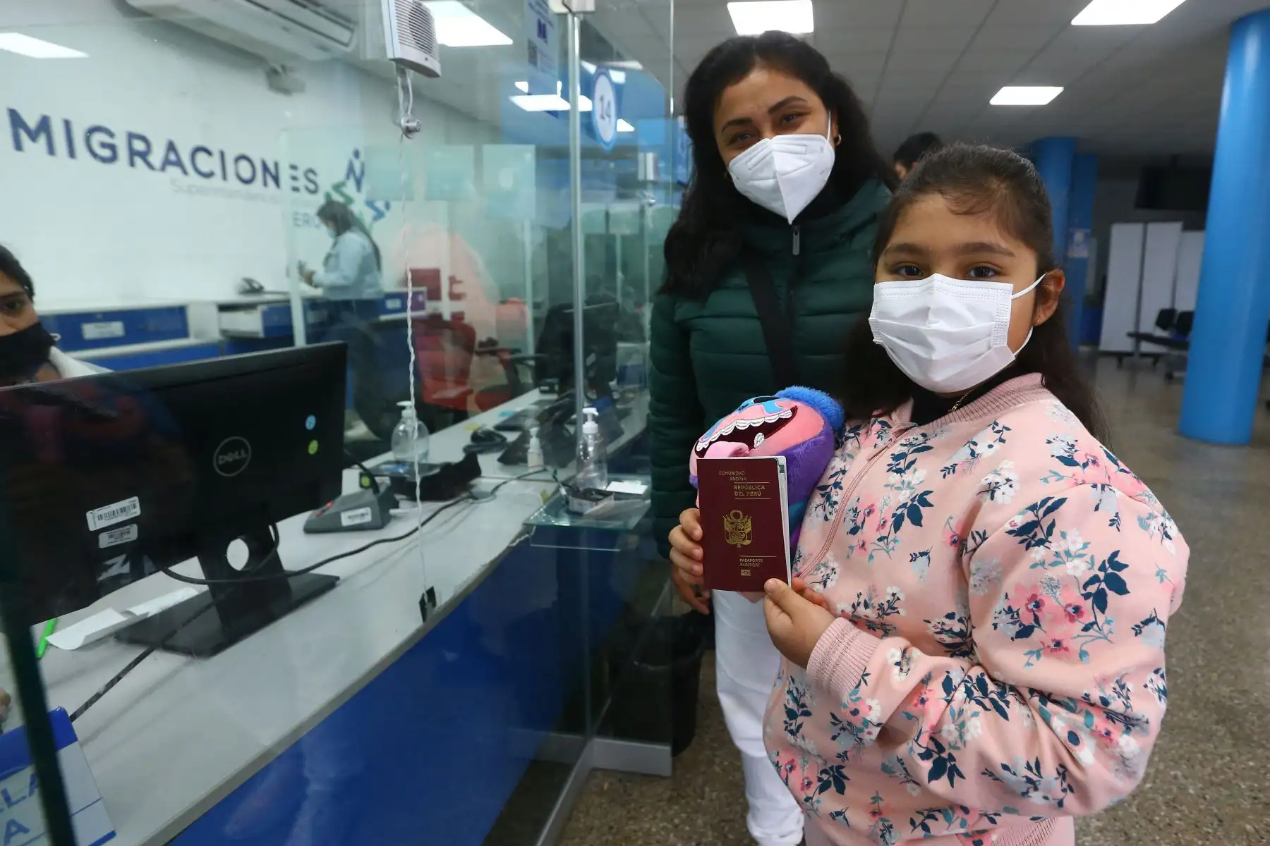 De esta manera, los niños se llevan un grato recuerdo de su visita a MIGRACIONES para tramitar el pasaporte, que les permitirá viajar junto a sus familias al extranjero.
Foto: ANDINA/ Eddy Ramos