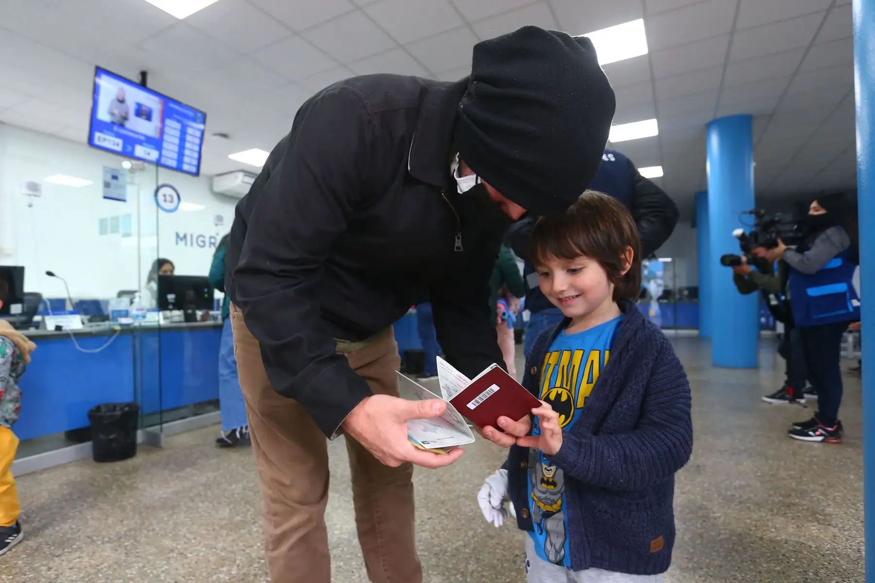 De esta manera, los niños se llevan un grato recuerdo de su visita a MIGRACIONES para tramitar el pasaporte, que les permitirá viajar junto a sus familias al extranjero.
Foto: ANDINA/ Eddy Ramos