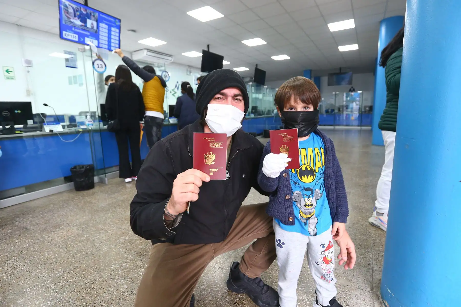 De esta manera, los niños se llevan un grato recuerdo de su visita a MIGRACIONES para tramitar el pasaporte, que les permitirá viajar junto a sus familias al extranjero.
Foto: ANDINA/ Eddy Ramos