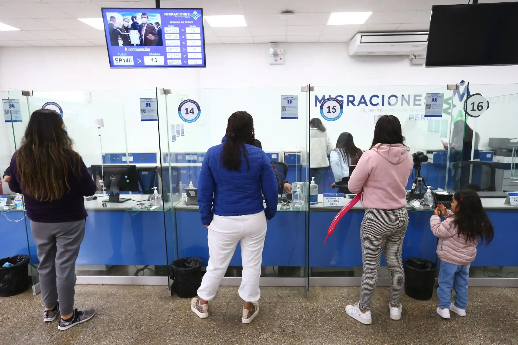 De esta manera, los niños se llevan un grato recuerdo de su visita a MIGRACIONES para tramitar el pasaporte, que les permitirá viajar junto a sus familias al extranjero.
Foto: ANDINA/ Eddy Ramos