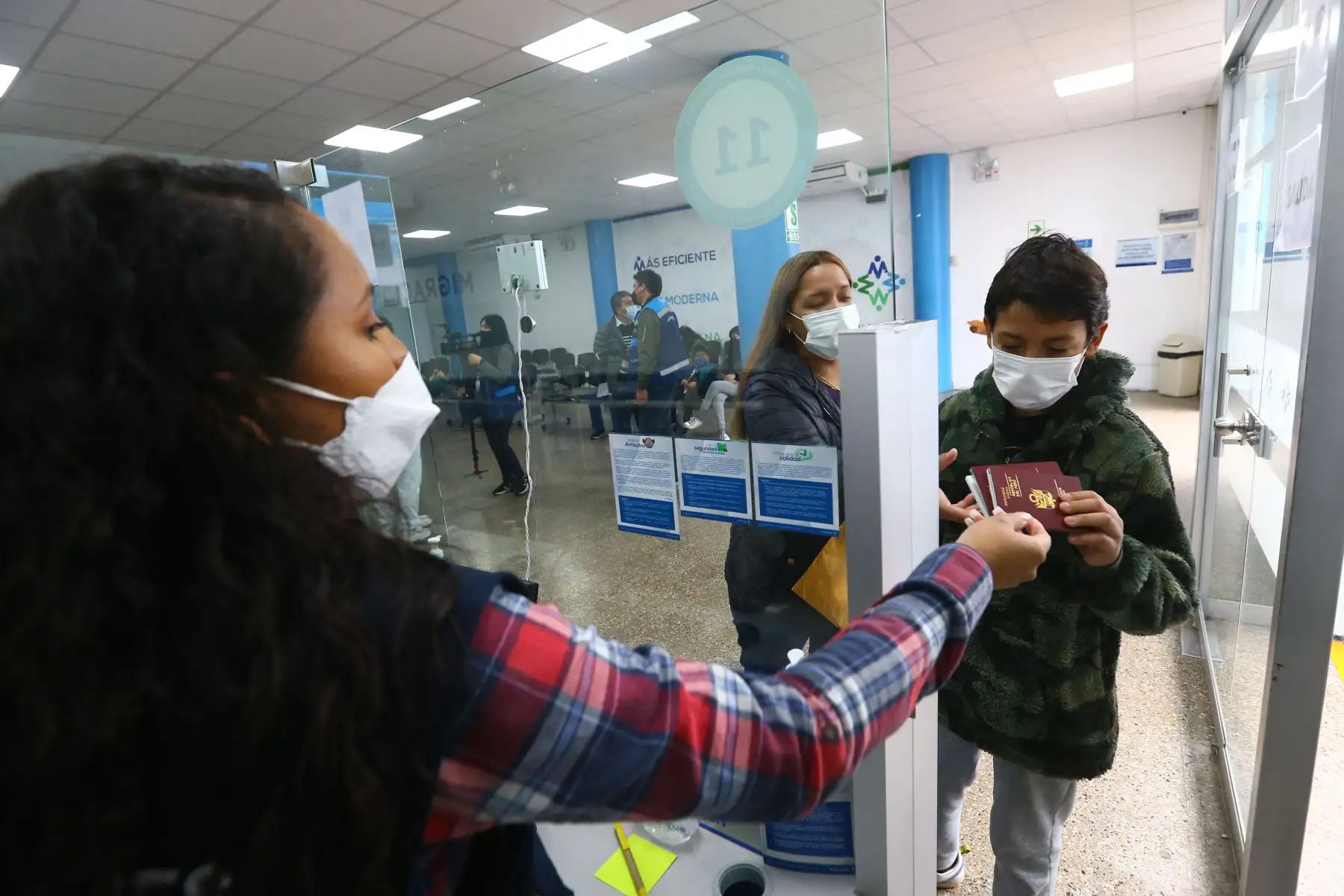 De esta manera, los niños se llevan un grato recuerdo de su visita a MIGRACIONES para tramitar el pasaporte, que les permitirá viajar junto a sus familias al extranjero.
Foto: ANDINA/ Eddy Ramos