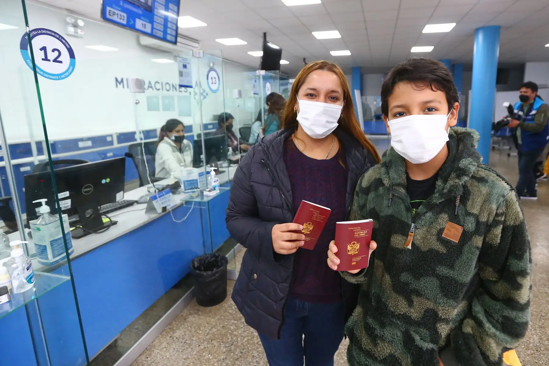Por tercer fin de semana consecutivo, la Superintendencia Nacional de Migraciones – MIGRACIONES continúa entregando pasaportes a niños y adolescentes en la sede central de Breña por el Día del Niño.
Foto: ANDINA/Eddy Ramos