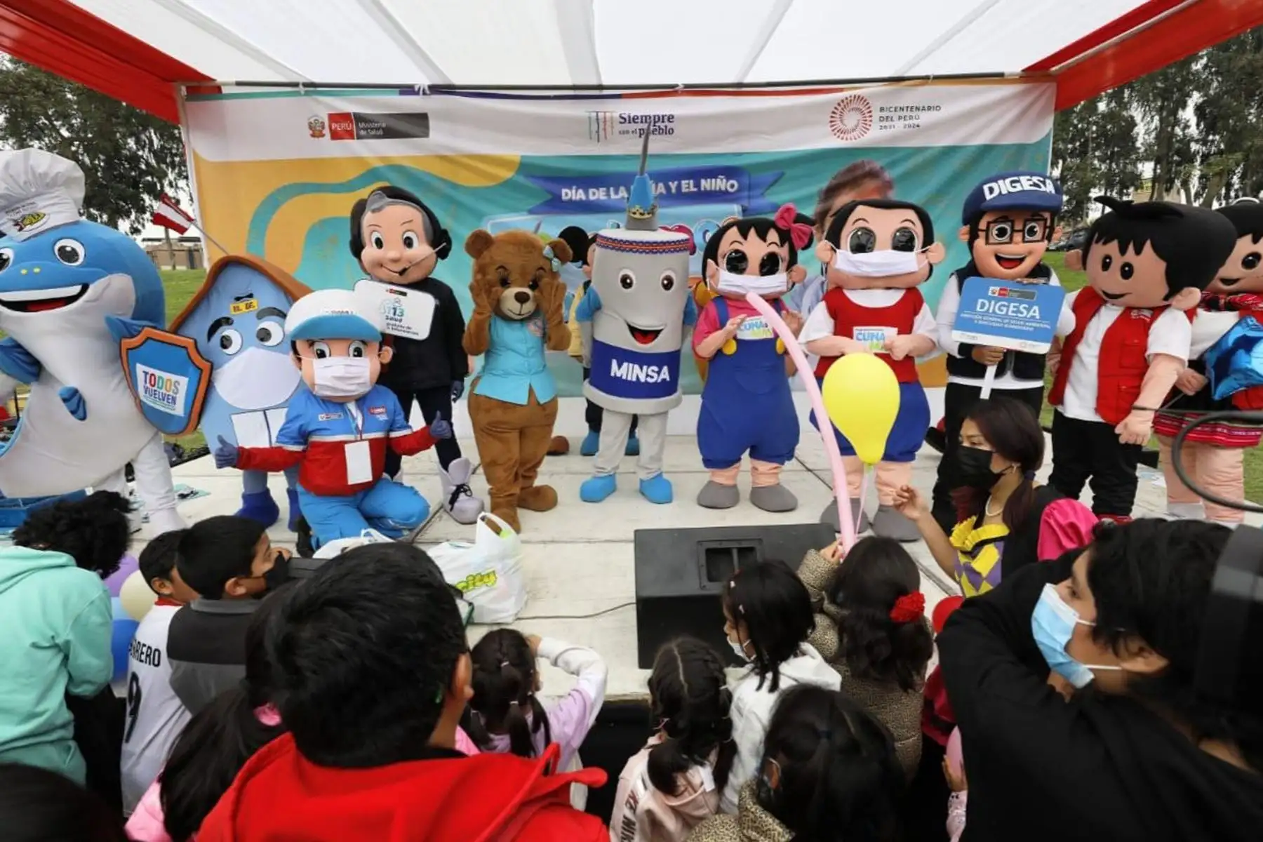 En el marco de la celebración  por el ”Día del Niño”, la Diris Lima Sur a través del Ministerio de Salud promueve la jornada multisectorial que continúa con las jornadas de vacunación  en el Parque Huascar en Villa El Salvador.
Foto: Minsa