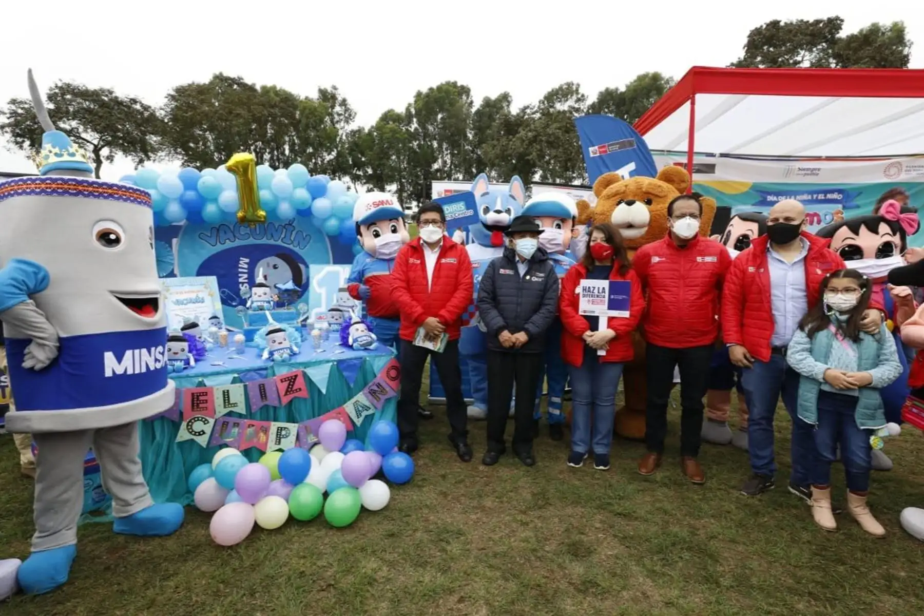 En el marco de la celebración  por el ”Día del Niño”, la Diris Lima Sur a través del Ministerio de Salud promueve la jornada multisectorial que continúa con las jornadas de vacunación  en el Parque Huascar en Villa El Salvador. Participan el ministro de Salud,  José López y los ministros de los sectores : Mujer, Ambiente. Comercio Exterior y Trabajo.
Foto: Minsa