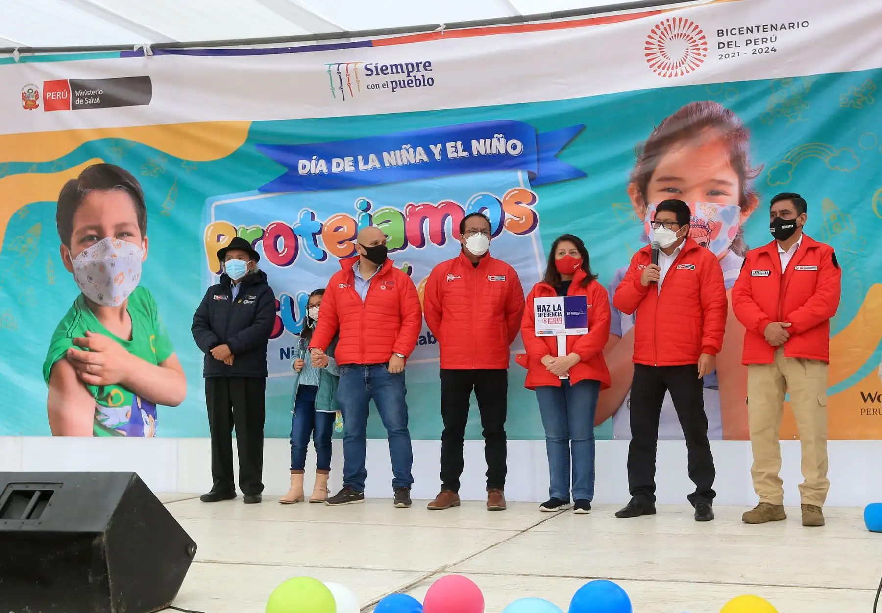En el marco de la celebración  por el ”Día del Niño”, la Diris Lima Sur a través del Ministerio de Salud promueve la jornada multisectorial que continúa con las jornadas de vacunación  en el Parque Huascar en Villa El Salvador. Participan el ministro de Salud,  José López y los ministros de los sectores : Mujer, Ambiente. Comercio Exterior y Trabajo.
Foto: Mindef