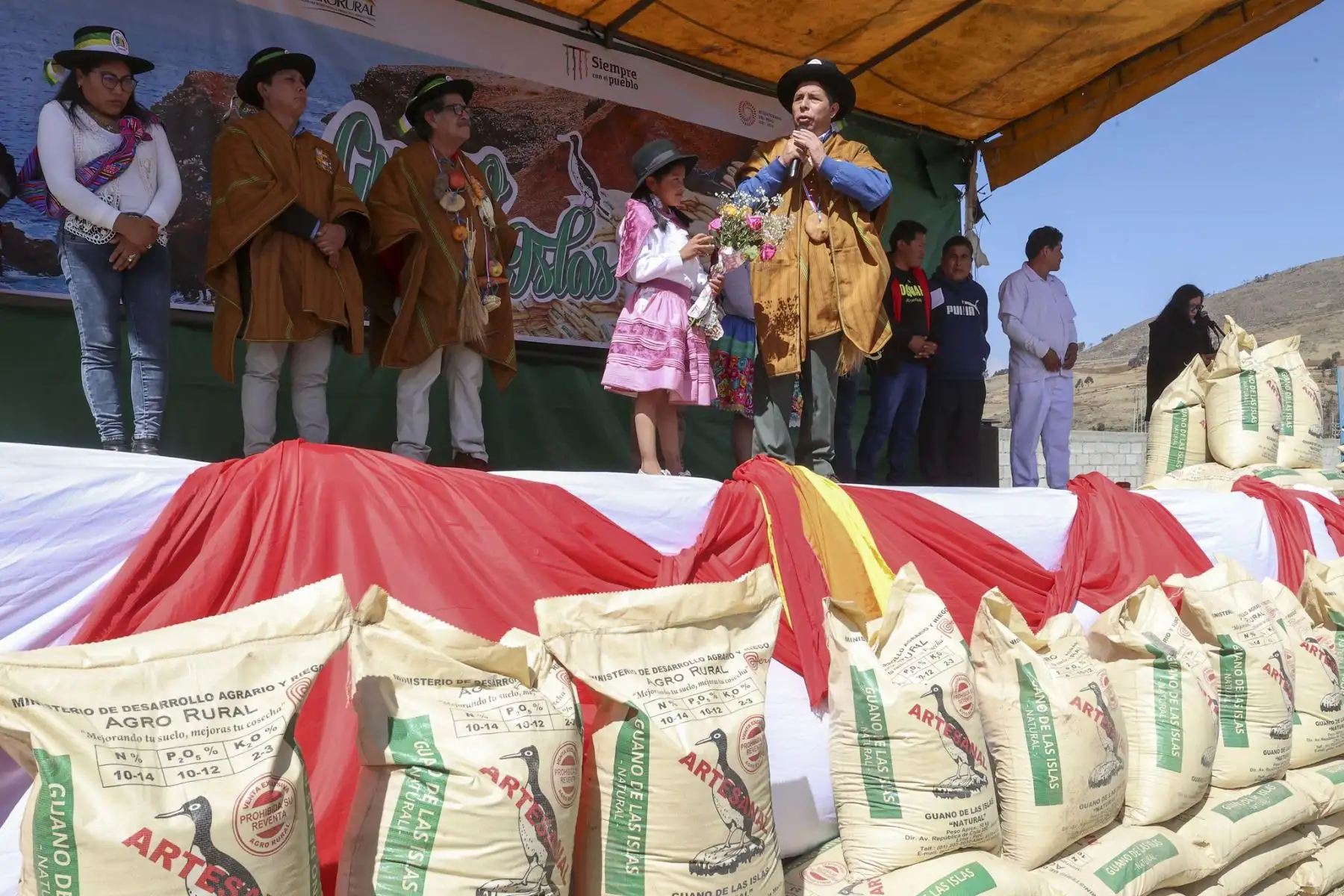 Presidente Pedro Castillo entrega fertilizantes y maquinarias en el centro poblado Moyobamba Baja en la provincia de Andahuaylas, región Apurímac.
Foto: ANDINA/Prensa Presidencia