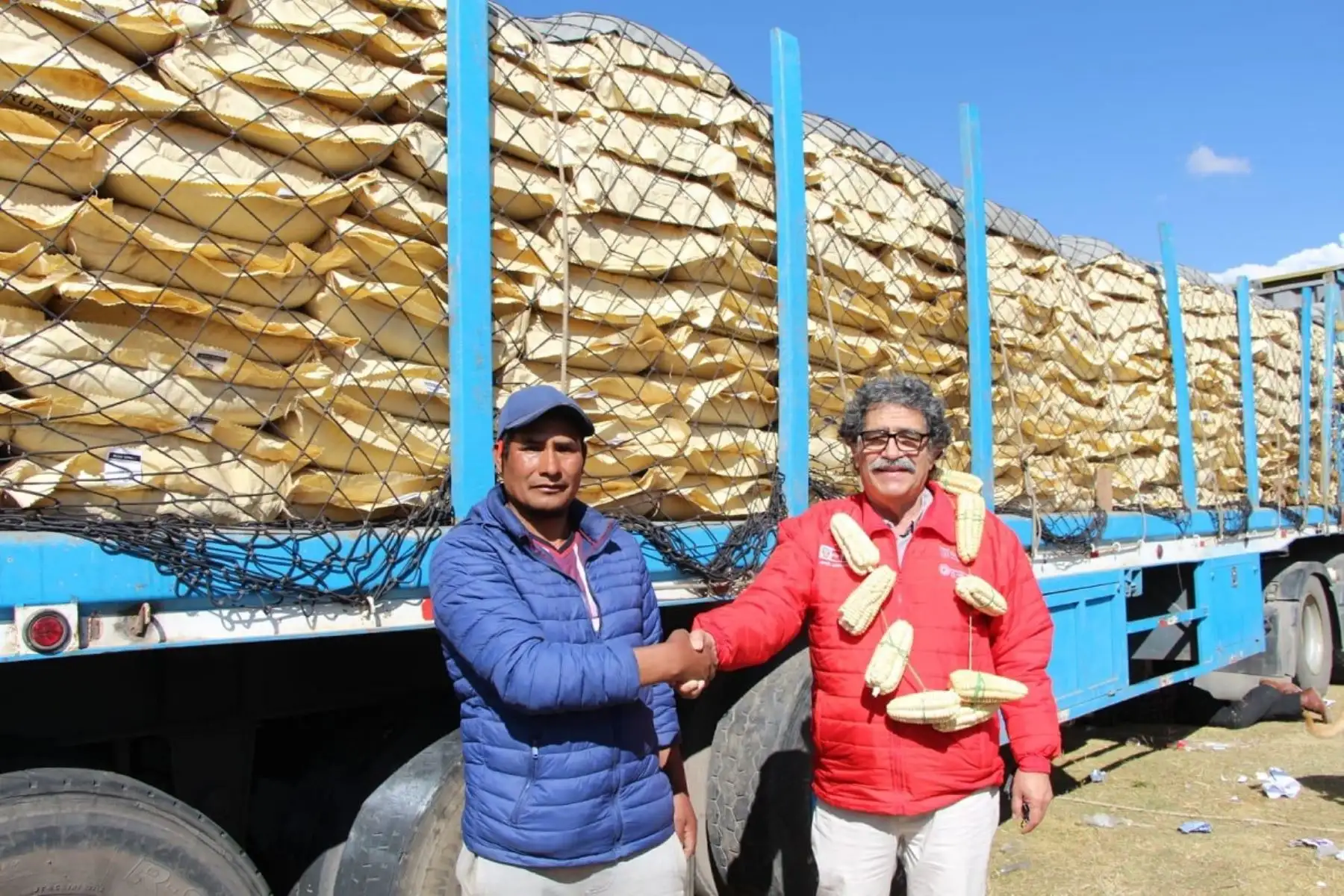 Ministro de Desarrollo Agrario y Riego, Andrés Alencastre, participó hoy en la entrega de fertilizantes en Andahuaylas. Foto: Cortesía.