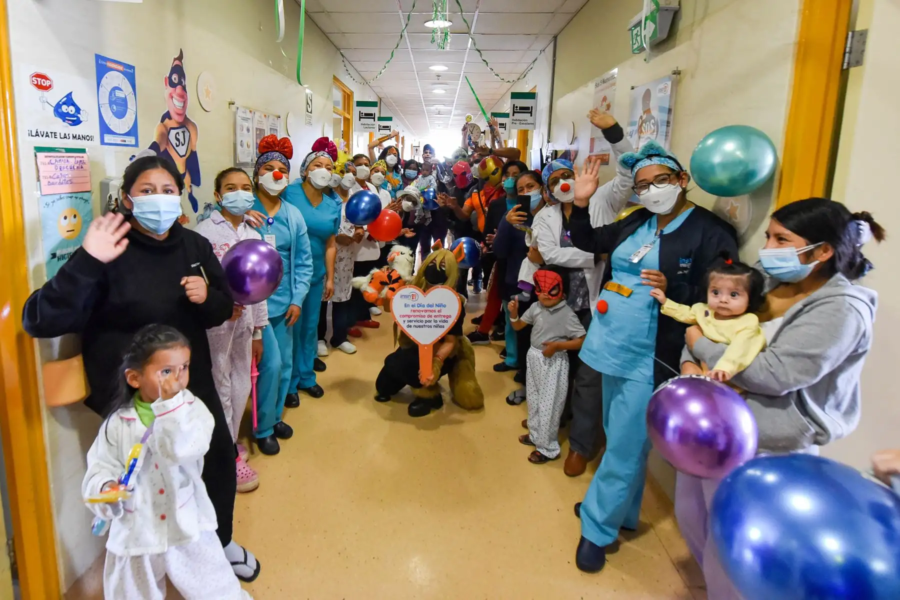 Momentos de magia y alegría vivieron cerca de 300 menores que se encuentran hospitalizados en el INSN-San Borja, durante las celebraciones por el Día del Niño. Foto: INSN-San Borja