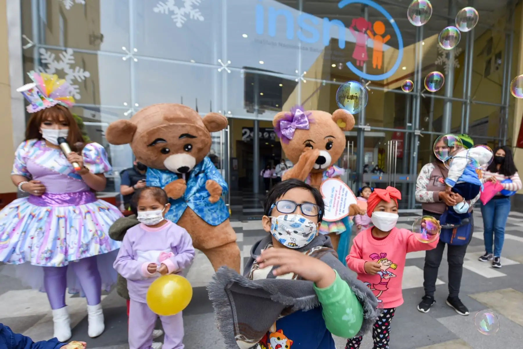 Momentos de magia y alegría vivieron cerca de 300 menores que se encuentran hospitalizados en el INSN-San Borja, durante las celebraciones por el Día del Niño. Foto: INSN-San Borja
