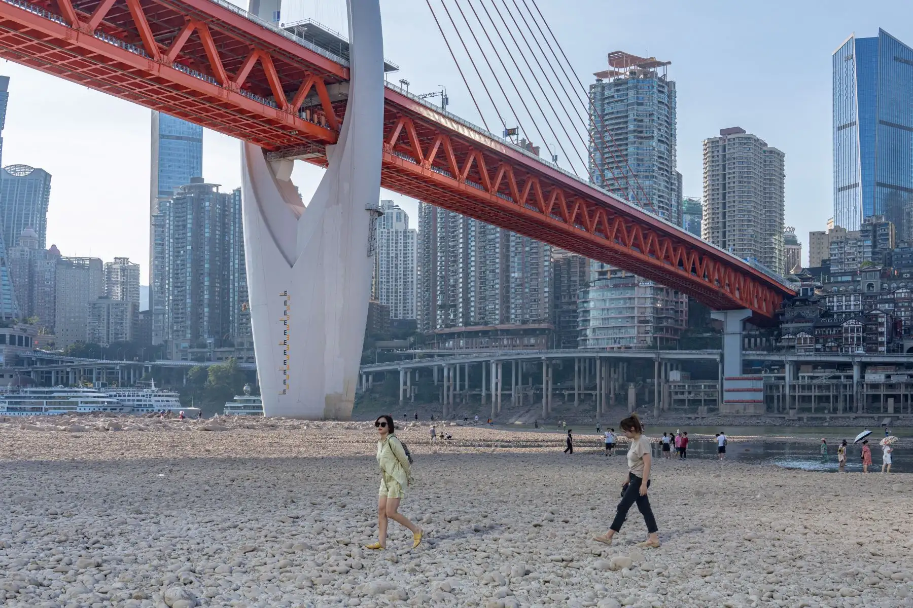 La gente camina sobre el lecho seco del río Jialing, un importante afluente del río Yangtze, en Chongqing, China. China está experimentando la sequía más severa y la ola de calor más larga en décadas.
Foto: AFP