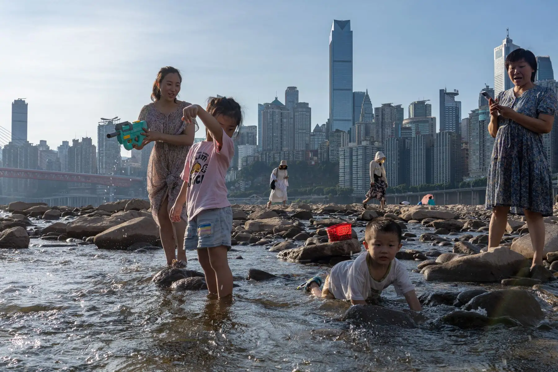La gente captura cangrejos en el lecho seco del río Jialing, un importante afluente del río Yangtze, en Chongqing, China. China está experimentando su sequía más severa y la ola de calor más larga en décadas.
Foto: AFP