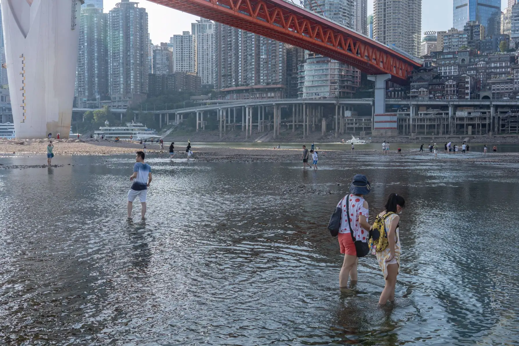 La gente camina sobre el lecho seco del río Jialing, un importante afluente del río Yangtze, en Chongqing, China. China está experimentando la sequía más severa y la ola de calor más larga en décadas.
Foto: AFP
