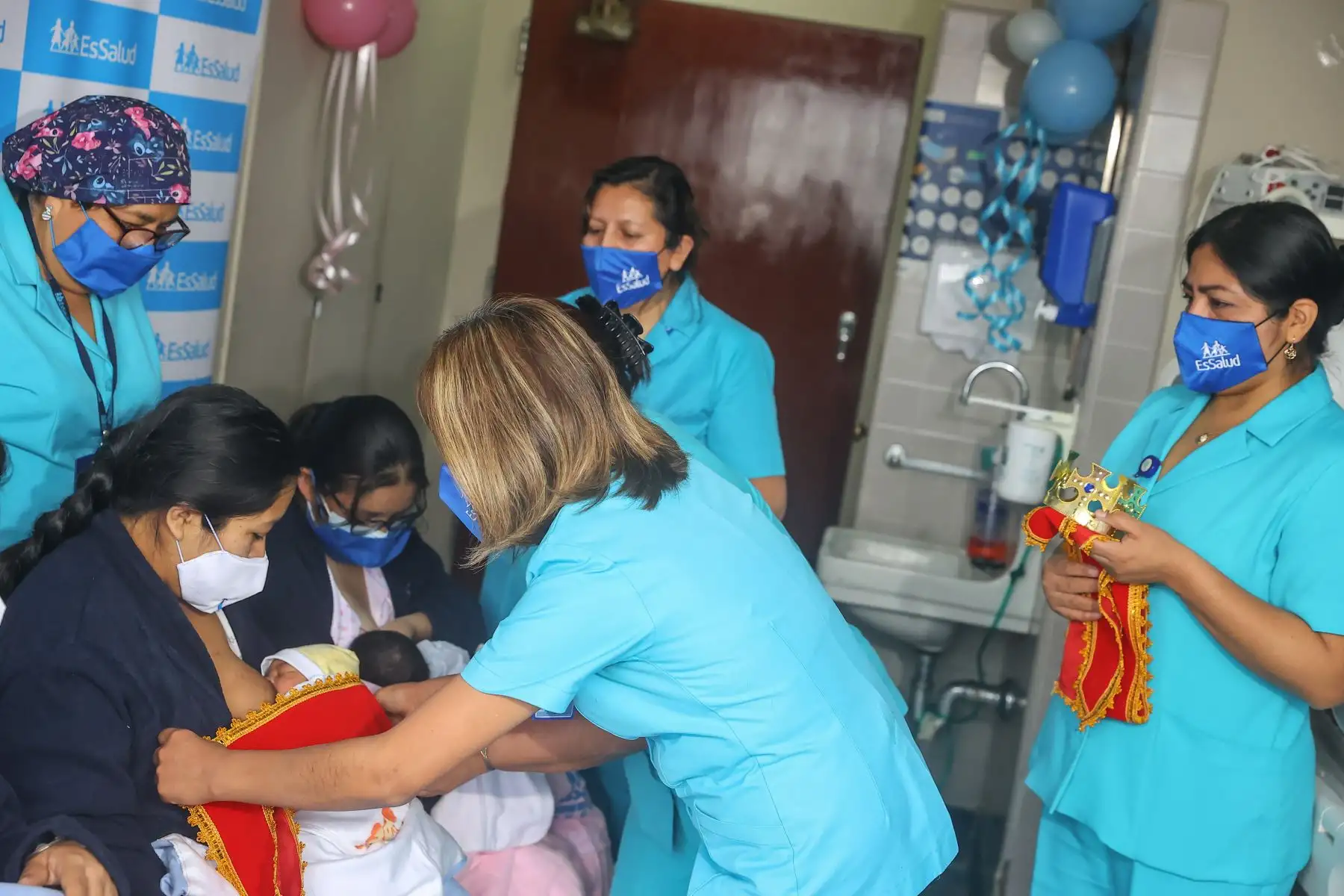 En marco de la Semana de la Lactancia Materna, el Hospital Nacional Edgardo Rebagliati - EsSalud entrega coronas a los bebés mamoncitos 2022.
Foto: ANDINA/Andrés Valle