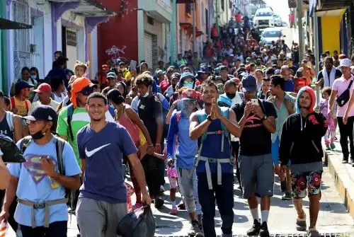 Caravana con 500 migrantes parte de la frontera sur de México rumbo a EE.UU.