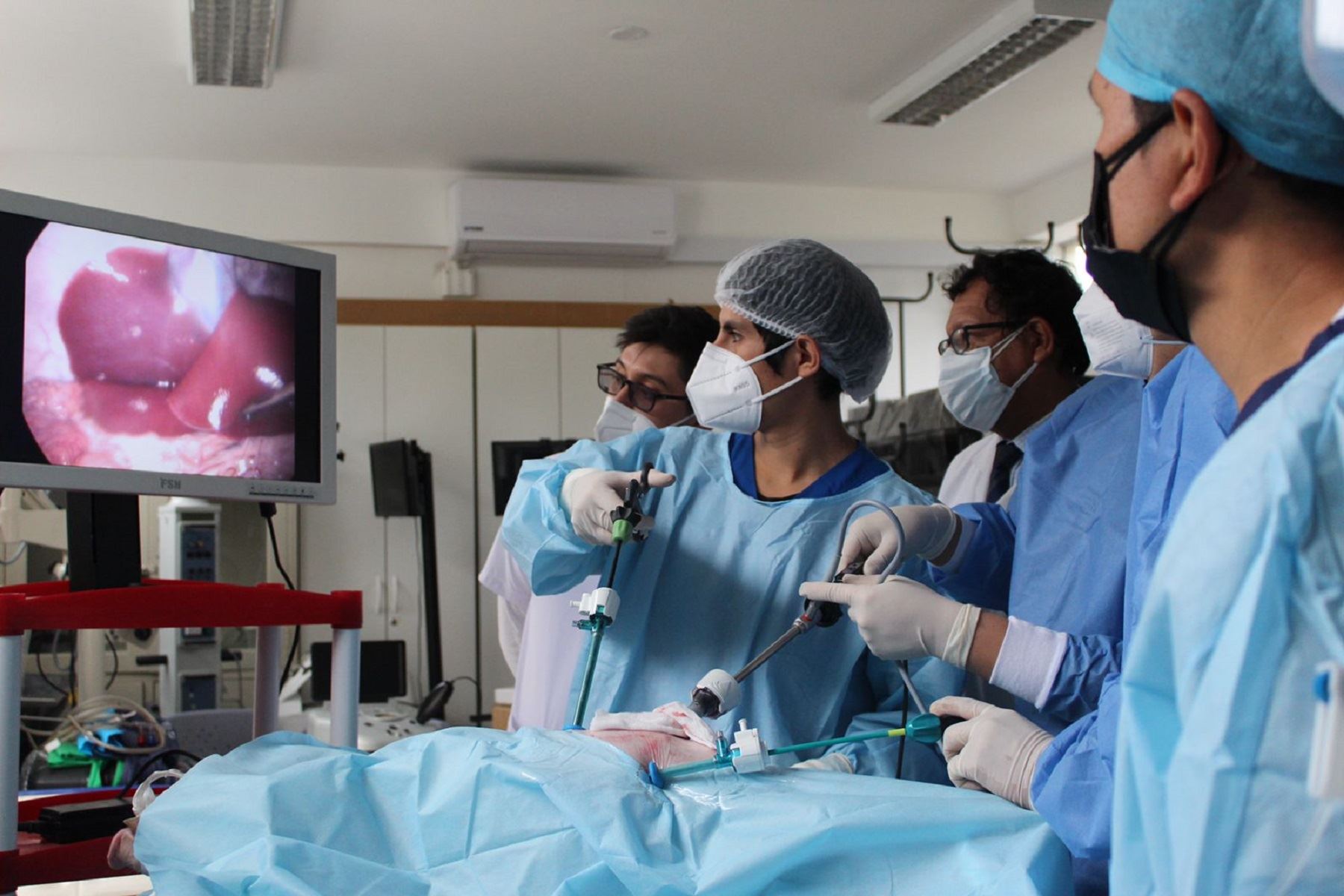 Médicos del Hospital Sabogal se capacitan en cirugía laparoscópica de avanzada con brazo robótico Foto: Difusión