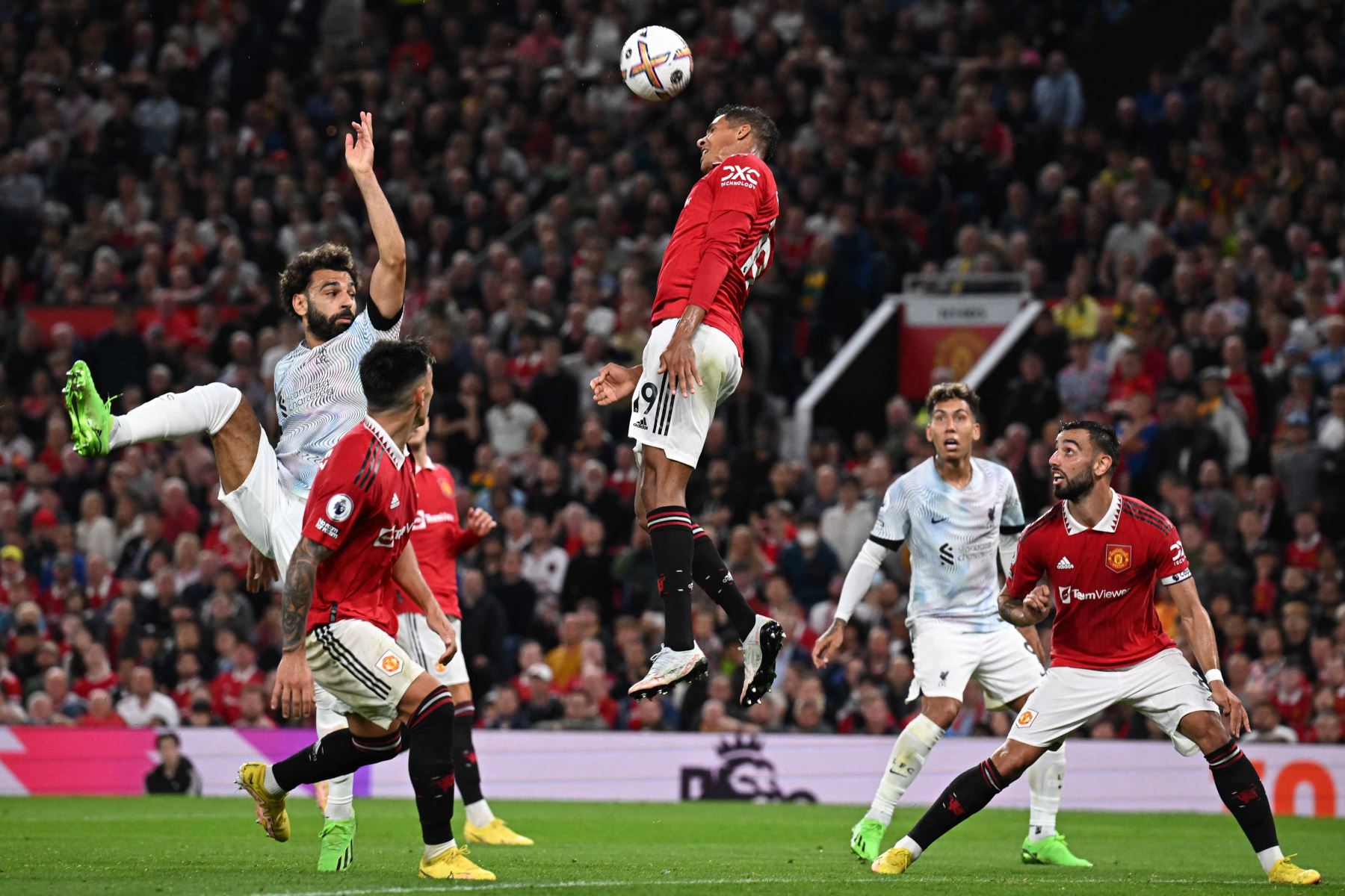 El defensa francés del Manchester United Raphael Varane cabecea  el balón durante el partido de fútbol de la Premier League inglesa entre el Manchester United y el Liverpool en Old Trafford en Manchester, noroeste de Inglaterra. Foto: AFP